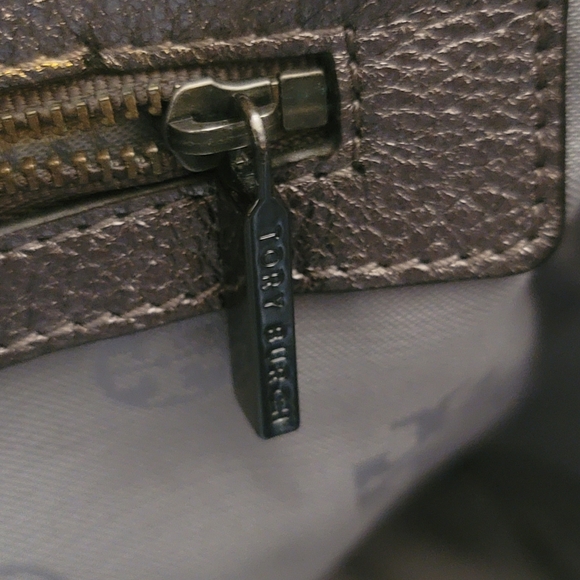 Stylish Gray Tote Bag with Spacious Design - Picture 2 of 16